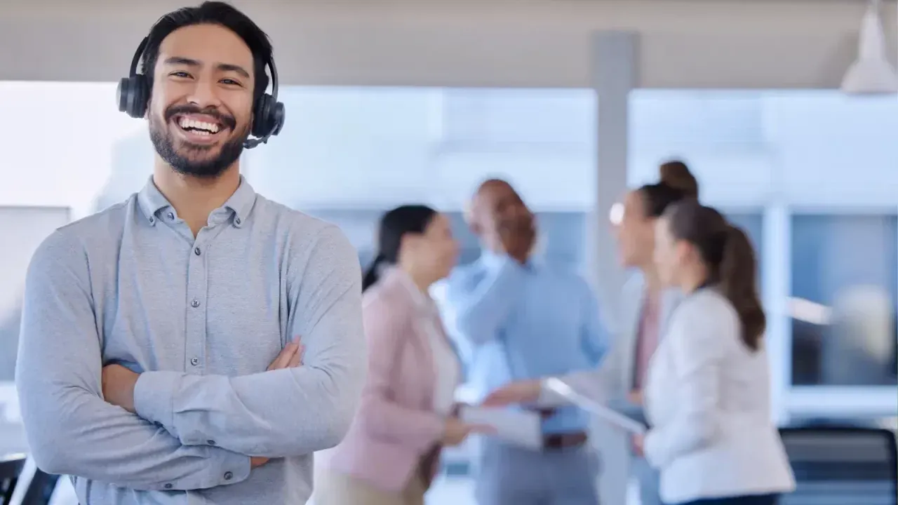 Profesionales analizando datos de procesos en pantalla